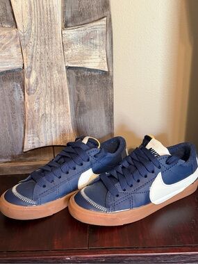 Nike Blazer Low ’77 Jumbo WNTR Navy Gum Sneakers Men’s 7 Women’s 8.5
